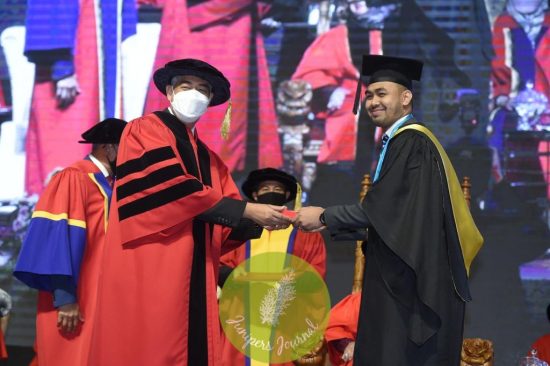 [Left] Datuk Md Arif Mahmood, Chairman of KPJ Healthcare Berhad presenting a scroll to one of the graduates of KPJ University College (KPJUC)