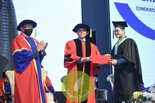 Dato' Mohd Shukrie Mohd Salleh, President and Managing Director of KPJ Healthcare Berhad during KPJUC 24th Convocation Ceremony, flanked by [far left] Prof. Emeritus Dato' Dr. Lokman Saim, Vice-Chancellor KPJ Healthcare University College