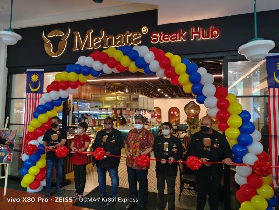 YBhg. Datuk Aureen Jean Nonis, Senior Director (Strategic Planning Division) of Malaysia External Trade Development Corporation (MATRADE), YBrs. En. Iskandar Mirza Mohd Yusof, Senior Director - Domestic & Event of Tourism Malaysia and En. Syed Ashraf bin Syed Ali, Managing Director & Chief Executive Officer of Me’nate Steak Hub with the Me’nate Team at the ribbon cutting ceremony