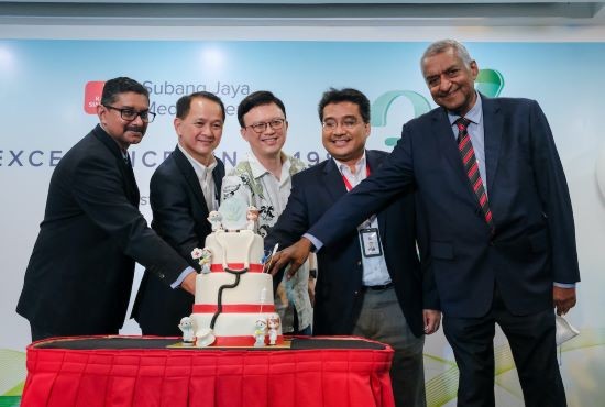 [from left to right] Dr Gunalan Palari, Chairman of Medical Advisory Board, SJMC; Bryan Lin, Chief Executive Officer of SJMC; Peter Hong Kah Peng, Group Chief Executive Officer of RSDH; Mustamir bin Mohammad, Board Member of RSDH and Dato' Dr Jacob Thomas, Group Medical Advisor of RSDH during the cake-cutting ceremony to mark SJMC's 37th anniversary. 