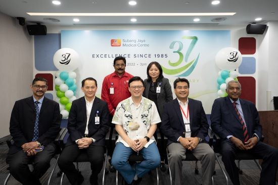 : [front row, left to right] Dr Gunalan Palari, Chairman of Medical Advisory Board, SJMC; Bryan Lin, Chief Executive Officer of SJMC; Peter Hong Kah Peng, Group Chief Executive Officer of RSDH; Mustamir bin Mohammad, Board Member of RSDH and Dato' Dr Jacob Thomas, Group Medical Advisor of RSDH with 2 of SJMC's long serving staff who received their 35 years award