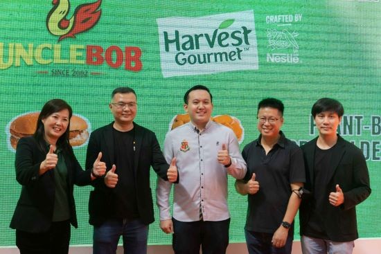 aunch of new Uncle Bob's plant-based menu featuring Harvest Gourmet. From left: Yit Woon Lai, Business Executive Officer - NESTLÉ PROFESSIONAL, Nestlé (Malaysia) Berhad; Kelvin Ng, Director of Uncle Bob; Benjamin Malakun, Group Corporate General Manager of ITCC; Marcus Foo, Corp General Consultant of ITCC and David Yong, Director of Uncle Bob