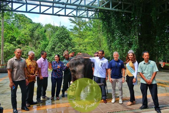 Mr. Juan Aranols, Chief Executive Officer of Nestlé (Malaysia) Berhad [third from right], Dr. Kajel Kaur Gill, Miss Earth Malaysia 2022 [second from right] and YBhg. Dato' Fakhrul Hatta Bin Musa, Deputy Director General I of Department of Wildlife and National Parks Peninsular Malaysia (PERHILITAN) [third from left] at PERHILITAN’s World Elephant Day Celebration in Kuala Gandah, Pahang, with other participating organisations.
