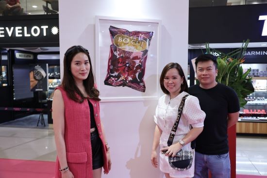 hong-kong-artist-margaret-laus-exhibition-of-hyper-realistic-art-at-avenue-k-shopping-mall-featured-22-life-like-paintings-of-nostalgic-local-snacks
