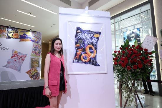hong-kong-artist-margaret-laus-exhibition-of-hyper-realistic-art-at-avenue-k-shopping-mall-featured-22-life-like-paintings-of-nostalgic-local-snacks-1