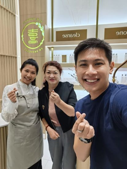 With Amanda and Alvin after the facial....hello to better looking skin!