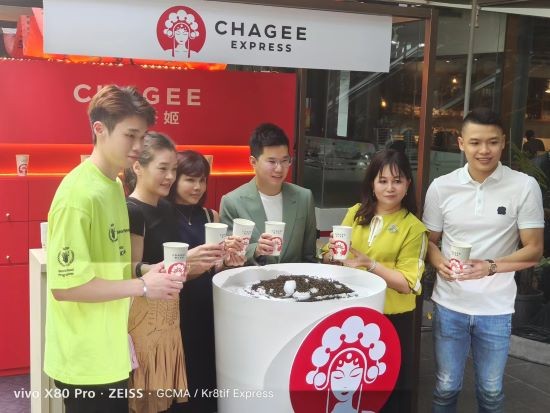 Group Photo (Left to right): Ng Tze Yong, Malaysian Badminton Athlete; Yap Yee Yin, Director of CHAGEE Malaysia; Winnie Chee, Partner of CHAGEE Express; Jack Chong, CEO of CHAGEE Malaysia’ Dato Angela Ngoo, Partner of CHAGEE Express, Yap Kiam Bun, Director of CHAGEE Malaysia
