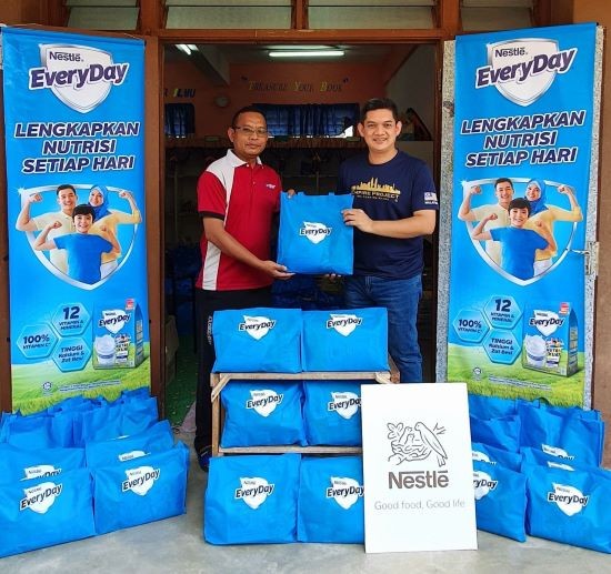 As part of the #HariHariEVERYDAY campaign to nourish families in need, Nestlé EVERYDAY donated 'Bekalan Nutrisi' packs containing Nestlé EVERYDAY milk powder and other Nestlé products