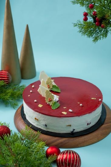 Winter Berry Come on a winter wonderland taste journey. Enjoy white chocolate and fudge encasing a zesty strawberry and cranberry jelly layer and finished with chewy gummy pearls of flavor. Available as a whole (RM159.00/1.8 kg) and slices (RM15.90/slice), as well as in petite size (RM65.00/0.6 kg)