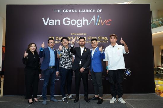 Ms. Kung Suan Ai (Director of Marketing, Kuala Lumpur Pavilion Sdn. Bhd); Mr. James Chua (Global Marketing Director Of Framemotion Studio Sdn. Bhd & Co-Host Of Van Gogh Alive); Mr. Jeand Puah (Chief Executive Officer, FrameMotion Studio Sdn. Bhd); YB Khairul Firdaus Akbar Khan (Deputy Minister Of Tourism, Arts & Culture (MOTAC); Mr Ken Choo Chee Heong (Chief Marketing Officer Of Meta Doers World Berhad & Host Of Van Gogh Alive); Mr Elliot Chan (Director Of KK Live Art & Content Culture Department & Co-Producer Of Van Gogh Alive Malaysia)