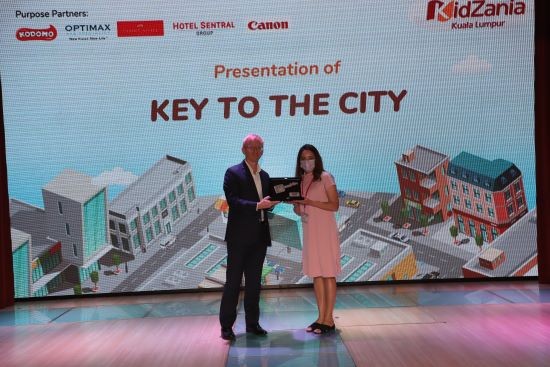 KidZania Kuala Lumpur welcoming Kodomo as the new partner (from left: Philip Whittaker, CEO of Sim Leisure Group; Ms Shavin Kaur, Assistant Brand Manager (Kodomo), Marketing Department of Oral Care Division, Southern Lion Sdn. Bhd.) Kodomo receiving the Key to the City from KidZania Kuala Lumpur 