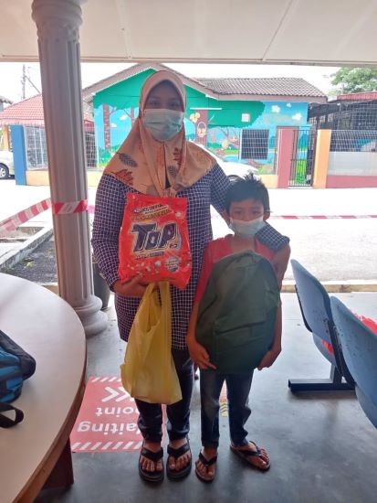 Children from single mother-headed families were the recipients of the Cerahi Kehidupan Bersama TOP Campaign in 2021/2022. Mother and children from Johor 
