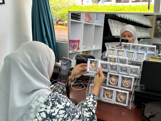 Kita Shop Selangor employee selling Sabahan pearl brooches on Shopee Live