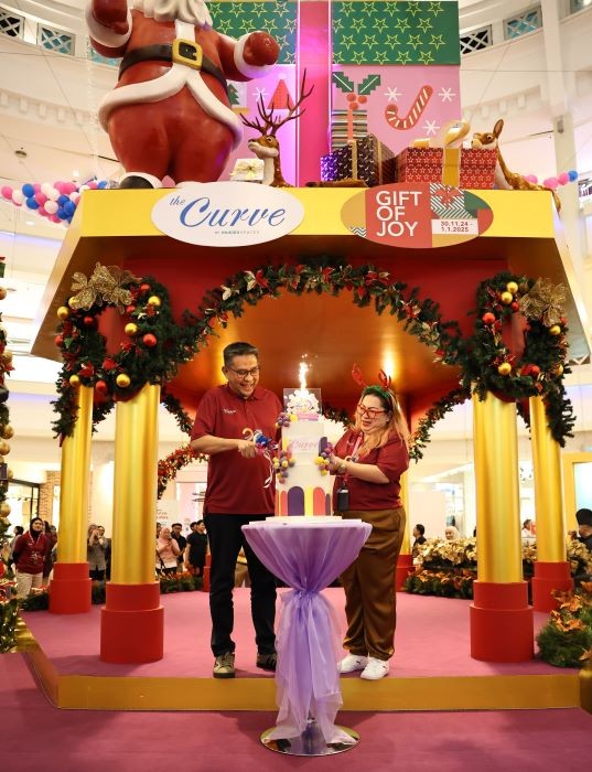 The Curve Celebrates The Holiday Season And Its 20th Anniversary With A Joyous Double Celebration
