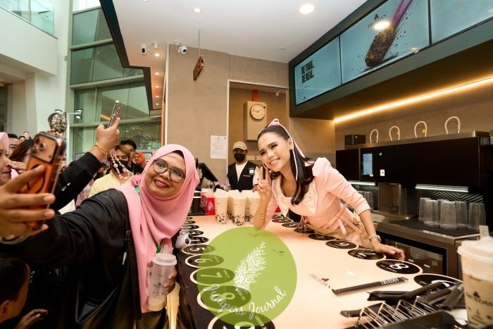 Bella Astillah Turns Bubble Tea Barista At IOI City Mall, Serves TRUEDAN Treats To Over 500 Fans — And ‘Tapau’ Donuts Home For Her Kids
